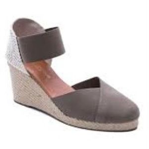 Andre Assous Anouka Espadrille Wedge in Taupe sz 10
